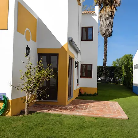 Vivenda Com Jardim E Piscina