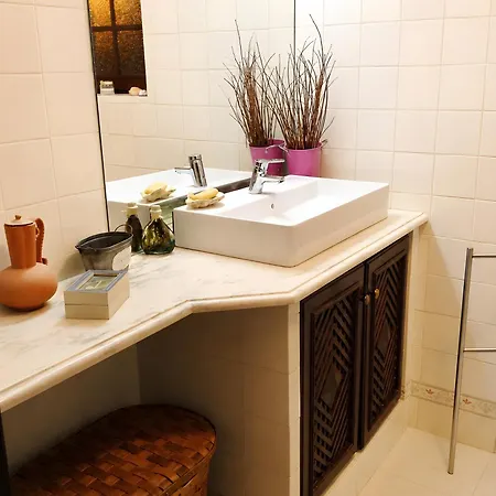 Villa Vivenda Com Jardim E Piscina *