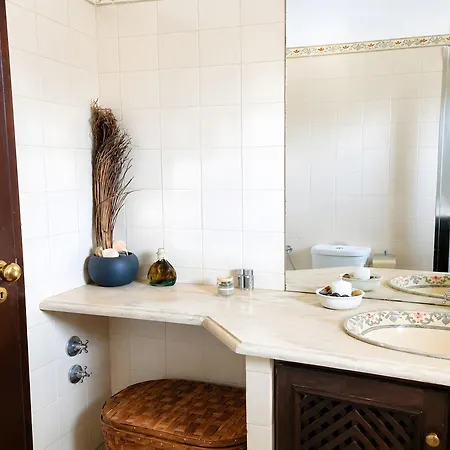 Vivenda Com Jardim E Piscina