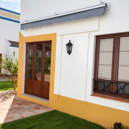 Villa Vivenda Com Jardim E Piscina