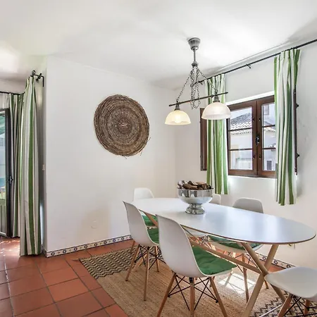 Villa Vivenda Com Jardim E Piscina *