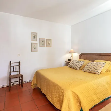Villa Vivenda Com Jardim E Piscina *