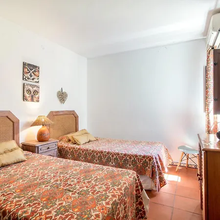 Vivenda Com Jardim E Piscina Villa