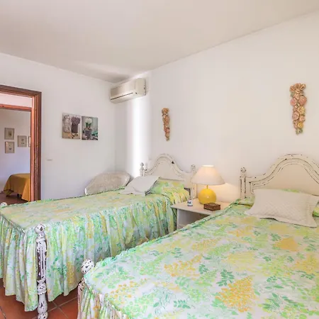 Villa Vivenda Com Jardim E Piscina
