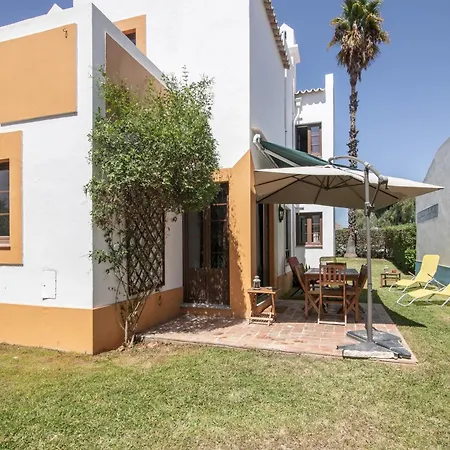 Villa Vivenda Com Jardim E Piscina *