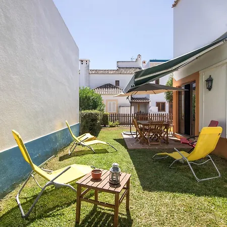 Villa Vivenda Com Jardim E Piscina *