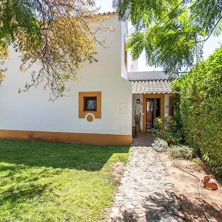 Vivenda Com Jardim E Piscina Villa